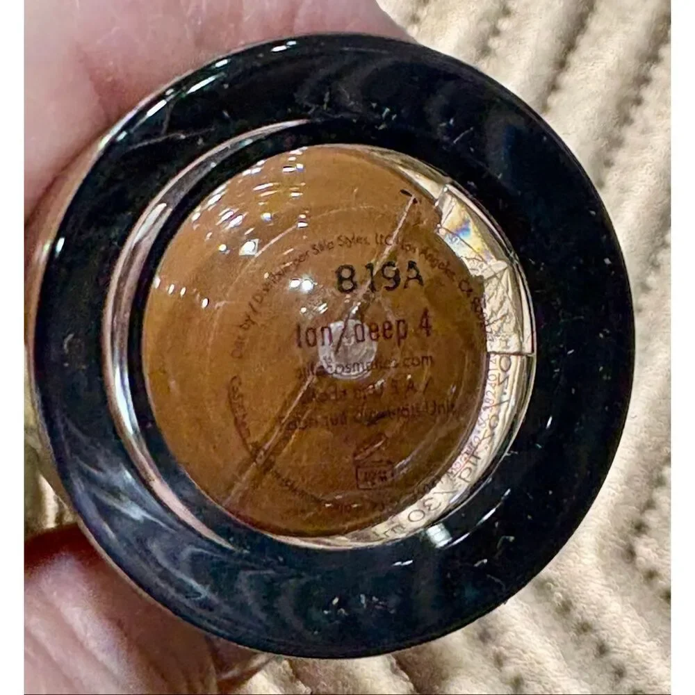 STILA - NWTIB - Hide & Chic Fluid Foundation in Tan/Deep 4.